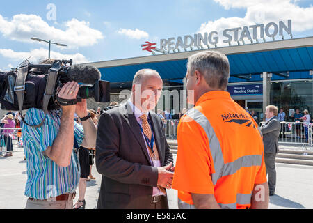 Journalist und Kameramann interview Mitarbeiterin von Network Rail die offizielle Eröffnung der Lesestation von HM die Königin. Stockfoto