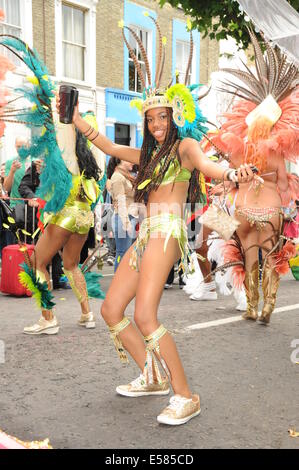 junge Frauen tragen traditionelle karibische Karneval Costime tanzen in Notting Hill Carnival Stockfoto