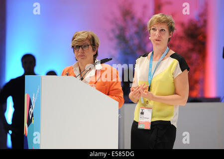 München, Deutschland. 22. Juli 2014. Steffi Czerny (DLD Media) führt Anna Mauersberger (UFA LAB) auf dem Podium während der Übersetzung (Digital-Life-Design) Konferenz im Haus der Kunst in München. Das Motto des diesjährigen Übersetzung Innovationskonferenz von Hubert Burda Media am 21 und 22. Juli in München ist "Relevanz"! (Foto: picture-Alliance / Jan Haas) Bildnachweis: Dpa picture Alliance/Alamy Live News Stockfoto