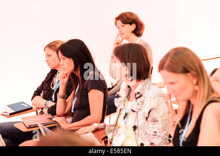 München, Deutschland. 22. Juli 2014. Teilnehmer im Rahmen des Workshops "Augmented Reality - Best Practice" der Übersetzung (Digital-Life-Design) Konferenz im Haus der Kunst in München. Das Motto des diesjährigen Übersetzung Innovationskonferenz von Hubert Burda Media am 21 und 22. Juli in München ist "Relevanz"! Bildnachweis: Dpa picture Alliance/Alamy Live News Stockfoto