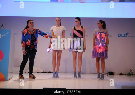 München, Deutschland. 22. Juli 2014. Francesca Rosella (CuteCircuit) mit Models tragen technische Garements während der Übersetzung (Digital-Life-Design) Konferenz im Haus der Kunst in München. Das Motto des diesjährigen Übersetzung Innovationskonferenz von Hubert Burda Media am 21 und 22. Juli in München ist "Relevanz"! Bildnachweis: Dpa picture Alliance/Alamy Live News Stockfoto