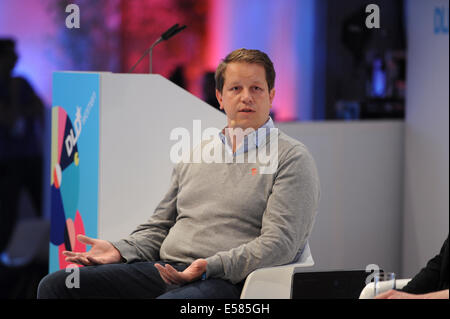 München, Deutschland. 22. Juli 2014. Nicolaj Hvid (BRAGI) spricht auf dem Podium bei der Übersetzung (Digital-Life-Design) Konferenz im Haus der Kunst in München. Das Motto des diesjährigen Übersetzung Innovationskonferenz von Hubert Burda Media am 21 und 22. Juli in München ist "Relevanz"! Bildnachweis: Dpa picture Alliance/Alamy Live News Stockfoto