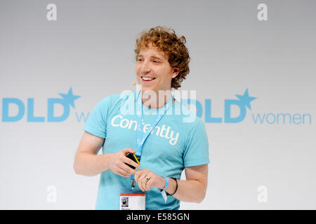 München, Deutschland. 22. Juli 2014. Shane Snow lächelt (zufrieden) auf dem Podium während der Übersetzung (Digital-Life-Design) Konferenz im Haus der Kunst in München. Das Motto des diesjährigen Übersetzung Innovationskonferenz von Hubert Burda Media am 21 und 22. Juli in München ist "Relevanz"! Bildnachweis: Dpa picture Alliance/Alamy Live News Stockfoto