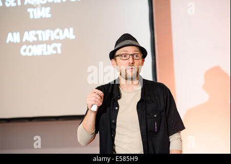 München, Deutschland. 22. Juli 2014. Gabriel McIntyre (The Spiel Beyond) Gesten während des Workshops "Gamification" der Übersetzung (Digital-Life-Design) Konferenz im Haus der Kunst in München. Das Motto des diesjährigen Übersetzung Innovationskonferenz von Hubert Burda Media am 21 und 22. Juli in München ist "Relevanz"! Bildnachweis: Dpa picture Alliance/Alamy Live News Stockfoto