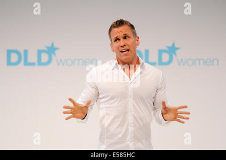 München, Deutschland. 22. Juli 2014. Patric Heizman (Youfit)-Gesten auf dem Podium während der Übersetzung (Digital-Life-Design) Konferenz im Haus der Kunst in München. Das Motto des diesjährigen Übersetzung Innovationskonferenz von Hubert Burda Media am 21 und 22. Juli in München ist "Relevanz"! Bildnachweis: Dpa picture Alliance/Alamy Live News Stockfoto