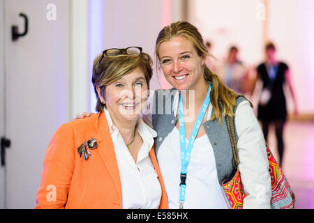 München, Deutschland. 22. Juli 2014. Nina Eichinger (Moderator, r.) stehen zusammen mit Steffi Czerny (DLD Media) im Rahmen eines Workshops der Übersetzung (Digital-Life-Design) Konferenz im Haus der Kunst in München. Das Motto des diesjährigen Übersetzung Innovationskonferenz von Hubert Burda Media am 21 und 22. Juli in München ist "Relevanz"! Bildnachweis: Dpa picture Alliance/Alamy Live News Stockfoto