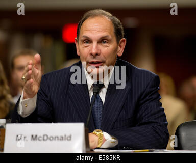 Washington DC, USA. 22. Juli 2014. Robert A. McDonald, Kandidat für Secretary of Veterans Affairs, zeugt während seiner Anhörung vor dem United States Senate Committee on Veterans Affairs in Washington, DC auf Dienstag, 22. Juli 2014. Bildnachweis: Dpa picture Alliance/Alamy Live News Stockfoto