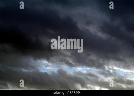 Graue Regenwolken gegen blauen Himmel - Europa-Deutschland-Berlin Stockfoto