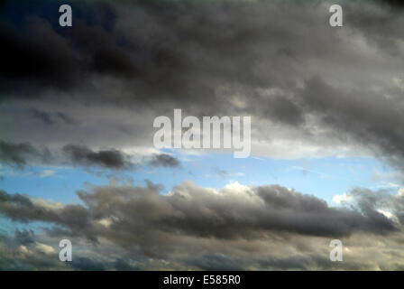 Graue Regenwolken gegen blauen Himmel - Europa-Deutschland-Berlin Stockfoto