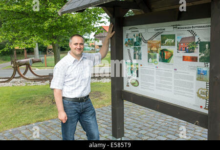 Crawinkel, Deutschland. 18. Juni 2014. Der Vorsitzende des Vereins, die "Alte Muehles" (lit. alte Mühle), Klaus-Peter Schambach, steht vor einer Information auf der legendären "Wagen von Compiègne" an Bord im Museum in Crawinkel, Deutschland, 18. Juni 2014. Eisenbahnwagen, in der ersten und zweiten Waffenstillstand von Compiègne unterzeichnet waren, wurde in den letzten Tagen des zweiten Weltkriegs in Crawinkel zerstört. Foto: Michael Reichel/Dpa/Alamy Live News Stockfoto