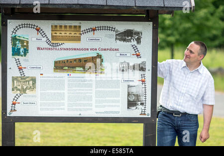 Crawinkel, Deutschland. 18. Juni 2014. Der Vorsitzende des Vereins, die "Alte Muehles" (lit. alte Mühle), Klaus-Peter Schambach, steht vor einer Information auf der legendären "Wagen von Compiègne" an Bord im Museum in Crawinkel, Deutschland, 18. Juni 2014. Eisenbahnwagen, in der ersten und zweiten Waffenstillstand von Compiègne unterzeichnet waren, wurde in den letzten Tagen des zweiten Weltkriegs in Crawinkel zerstört. Foto: Michael Reichel/Dpa/Alamy Live News Stockfoto