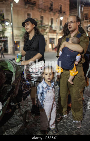 Jerusalem, Israel. 22. Juli 2014. Ein paar hundert israelischen Studenten und Familien versammelten sich gestern Abend bei Jaffa Street, in Jerusalems Innenstadt, die Aktionen ihrer Truppen in Gaza zu unterstützen. Die Fans sangen patriotische Lieder und und beleuchtete Kerzen geformt wie David Stern an die gefallenen Soldaten während der Operation Fels in der Brandung zu erinnern. IDF Zahl der Todesopfer steigt auf 25, während Gaza Zahl der Todesopfer auf 508 steigt. Bildnachweis: Amador Guallar/NurPhoto/ZUMA Draht/Alamy Live-Nachrichten Stockfoto