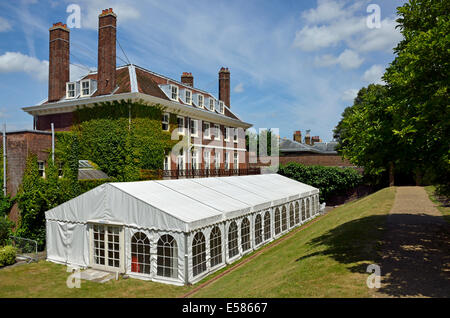 Chatham, Kent, England, UK. Chatham Historic Dockyard. Haus des Kommissars (1704) und Garten Stockfoto