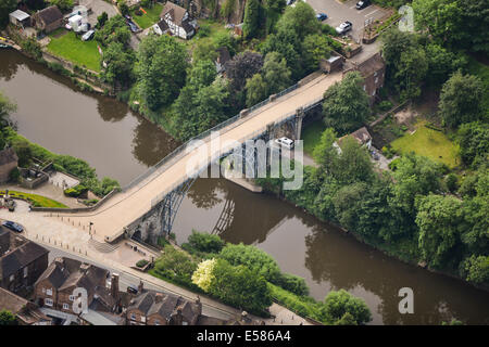 Eine Luftaufnahme der eisernen Brücke über den Fluss Severn bei Coalbrookdale in Shropshire. Stockfoto