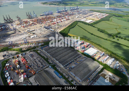 Eine Luftaufnahme zeigt den Docks in Felixstowe und Harwich Hafen in Suffolk und Essex Stockfoto