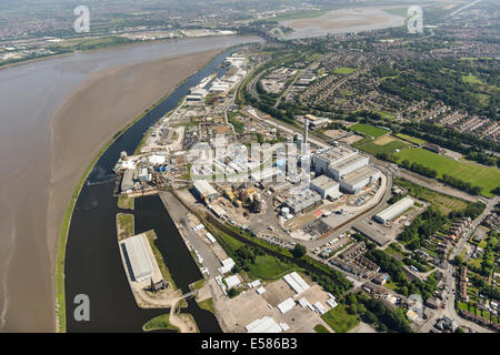 Eine Luftaufnahme zeigt Runcorn und Widnes, Ortschaften in Cheshire UK beiderseits des Flusses Mersey. Stockfoto