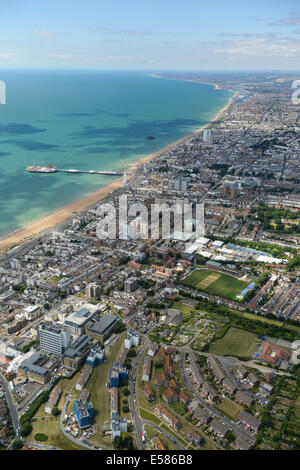 Eine Luftaufnahme von Brighton nach Westen in Richtung der Palace Pier und entlang der Küste. Stockfoto