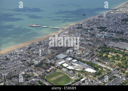 Eine Luftaufnahme von Brighton nach Westen in Richtung der Palace Pier und Strand. Stockfoto