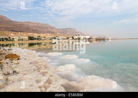 Israel, Totes Meer Salz Crystalization verursacht durch Wasserverdunstung Stockfoto