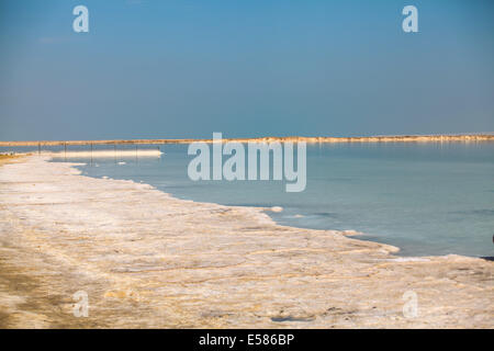Israel, Totes Meer Salz Crystalization verursacht durch Wasserverdunstung Stockfoto