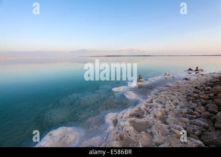 Israel, Totes Meer Salz Crystalization verursacht durch Wasserverdunstung Stockfoto