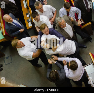 Kiew, Ukraine. 23. Juli 2014.  Ukrainische Parlamentsabgeordnete ersatzgeschwächt während einer Sitzung im Parlament in Kiew Credit: Sergii Kharchenko/NurPhoto/ZUMA Draht/Alamy Live News Stockfoto