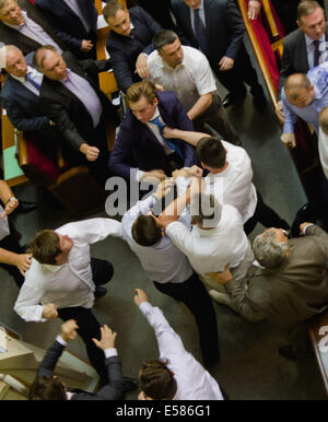 Kiew, Ukraine. 23. Juli 2014.  Ukrainische Parlamentsabgeordnete ersatzgeschwächt während einer Sitzung im Parlament in Kiew Credit: Sergii Kharchenko/NurPhoto/ZUMA Draht/Alamy Live News Stockfoto