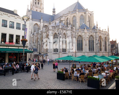 Sommerabend in Breda, Niederlande, mit vielen Menschen, die Essen im Freien auf dem Grote Markt Platz, und die große Kirche Stockfoto