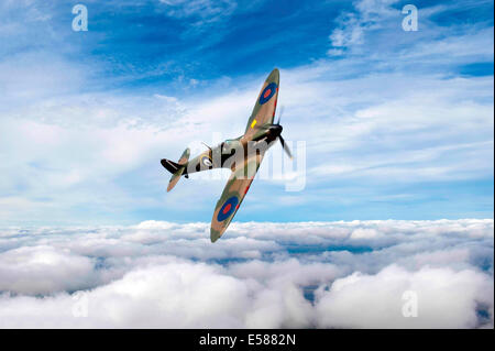 . MK 1 Spitfire P9374 geflogen von John Romain wurde restauriert. Begann, wieder zu fliegen, nachdem es von einem Strand gerettet wurde Stockfoto