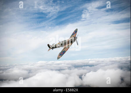 Mk1 Supermarine Spitfire P9374 fliegen wieder restauriert. Die Spitfire wurde über Calais 1940 abgeschossen Stockfoto