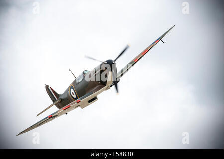 Mk1 Supermarine Spitfire P9374 fliegen wieder restauriert. Die Spitfire wurde über Calais 1940 abgeschossen Stockfoto