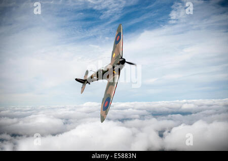 Mk1 Supermarine Spitfire P9374 fliegen wieder restauriert. Die Spitfire wurde über Calais 1940 abgeschossen Stockfoto