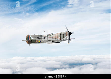 Mk1 Supermarine Spitfire P9374 fliegen wieder restauriert. Die Spitfire wurde über Calais 1940 abgeschossen Stockfoto