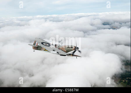 Mk1 Supermarine Spitfire P9374 fliegen wieder restauriert. Die Spitfire wurde über Calais 1940 abgeschossen Stockfoto