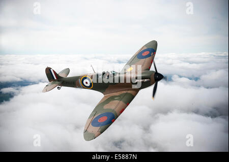 Mk1 Supermarine Spitfire P9374 fliegen wieder restauriert. Die Spitfire wurde über Calais 1940 abgeschossen Stockfoto
