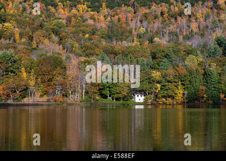 Absondern Sie, Haus am Echo Lake mit Herbst Laub, Vermont, USA Stockfoto