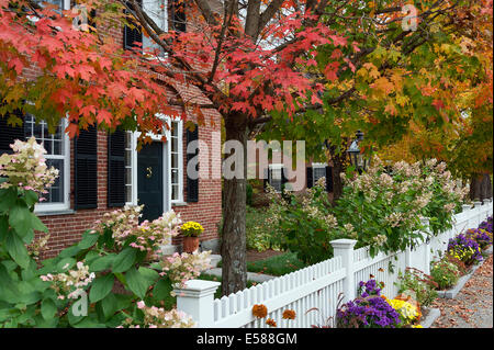 Charmante New England Ziegelhaus mit Lattenzaun, Grafton, Vermont, USA Stockfoto
