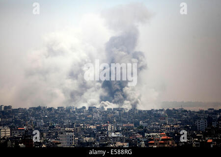 Gaza, Gazastreifen, Palästinensische Gebiete. 23. Juli 2014. Rauch aus einem israelischen Angriff steigt über Gaza-Stadt, Mittwoch, 23. Juli 2014. / Alamy Live News Bildnachweis: ZUMA Press, Inc./Alamy Live News Stockfoto