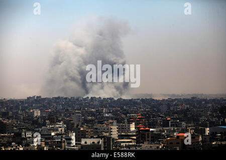 Gaza, Gazastreifen, Palästinensische Gebiete. 23. Juli 2014. Rauch aus einem israelischen Angriff steigt über Gaza-Stadt, Mittwoch, 23. Juli 2014. / Alamy Live News Bildnachweis: ZUMA Press, Inc./Alamy Live News Stockfoto