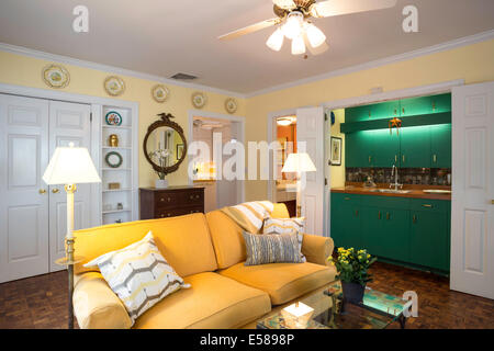 Schaufenster Wohn Höhle mit Wet Bar Interior, USA Stockfoto