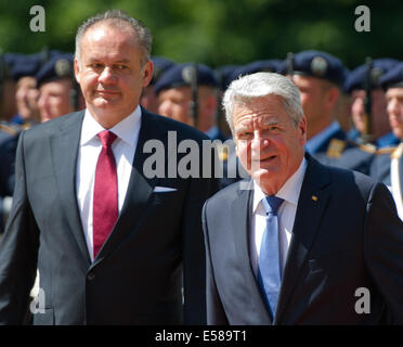 Berlin, Deutschland. 23. Juli 2014. German President Joachim Gauck (R) erhält Andrej Kiska, Präsident der Slowakei vor Schloss Bellevue in Berlin, Deutschland, 23. Juli 2014. Foto: Daniel Bockwoldt/Dpa/Alamy Live News Stockfoto