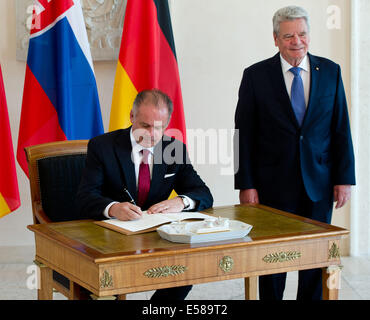 Berlin, Deutschland. 23. Juli 2014. Andrej Kiska (L), Präsident der Slowakei unterzeichnet das Goldene Buch neben German President Joachim Gauck (R) im Schloss Bellevue in Berlin, Deutschland, 23. Juli 2014. Foto: Daniel Bockwoldt/Dpa/Alamy Live News Stockfoto