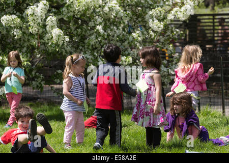 Spielende Kinder, Grundschule Klasse Ausflug, Central Park, New York, USA Stockfoto