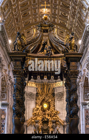 Barocken Baldachin Baldachin und Apsis Gloria von Bernini, St. Peter Basilika, Vatikanstadt, Rom, Italien Stockfoto