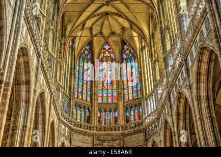 Gefärbten Fenstern im St.-Veits-Dom befindet sich in der Prager Burg Stockfoto