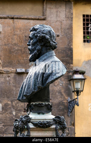 Büste des Goldschmieds Benvenuto Cellini befindet sich auf der Ponte Vecchio Brücke, Florenz, Italien Stockfoto