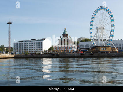 Riesenrad zieht Besucher für einen Blick auf den Süden Hafen Helsinki mit der Uspenski-Kathedrale im Hintergrund, Stockfoto