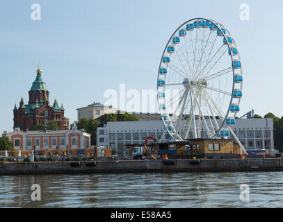 Riesenrad zieht Besucher für einen Blick auf den Süden Hafen Helsinki mit der Uspenski-Kathedrale im Hintergrund, Stockfoto