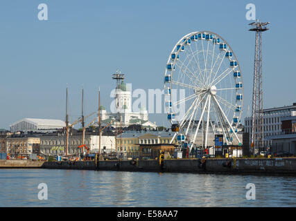 Riesenrad zieht Besucher für einen Blick auf den Süden Hafen Helsinki mit der lutherischen Kathedrale im Hintergrund, Stockfoto