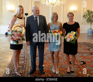 Prag, Tschechische Republik. 23. Juli 2014. Tschechiens Präsident Milos Zeman trifft doppelt Wimbledon-Gewinner Petra Kvitova (links) und Tennisspieler Klara Koukalova und Barbora Zahlavova-Strycova (rechts) an der Prager Burg in Tschechien am 23. Juli 2014. (CTK Foto/Michal Krumphanzl/Alamy Live News) Stockfoto